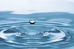 Goutte d'eau créant des ondulations, illustrant l'importance d'une eau pure en naturopathie dans les Ardennes.